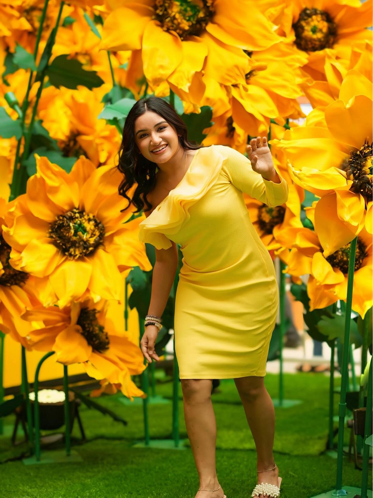 மஞ்சள் பூக்கள்... ரவீனா தாஹா!