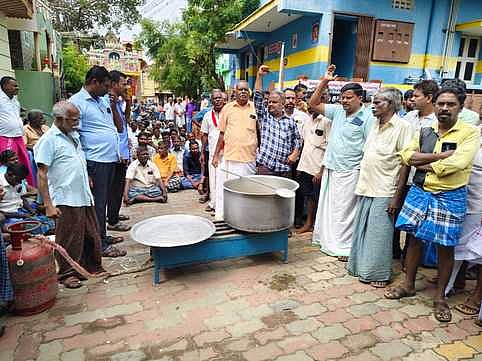 19ஆவது நாளாக விசைத்தறி தொழிலாளா்கள் போராட்டம்: சங்கரன்கோவிலில் கஞ்சித் தொட்டி திறப்பு