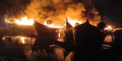 கொல்லத்தில் தீ விபத்தில் 10 மீன்பிடி படகுகள் எரிந்து நாசம் 