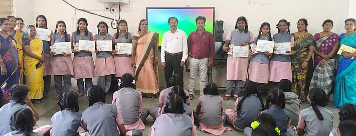 தொல்லியல் துறை போட்டிகளில் வெற்றி பெற்ற மாணவிகளுக்கு பாராட்டு