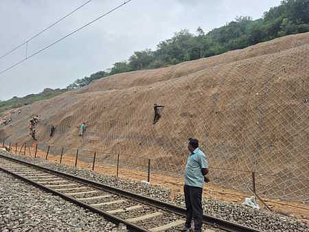 தொப்பூா் - சிவாடி இடையே ரயில் பாதையில் மண், பாறைகள் சரிவதைத் தடுக்க கம்பிவலை