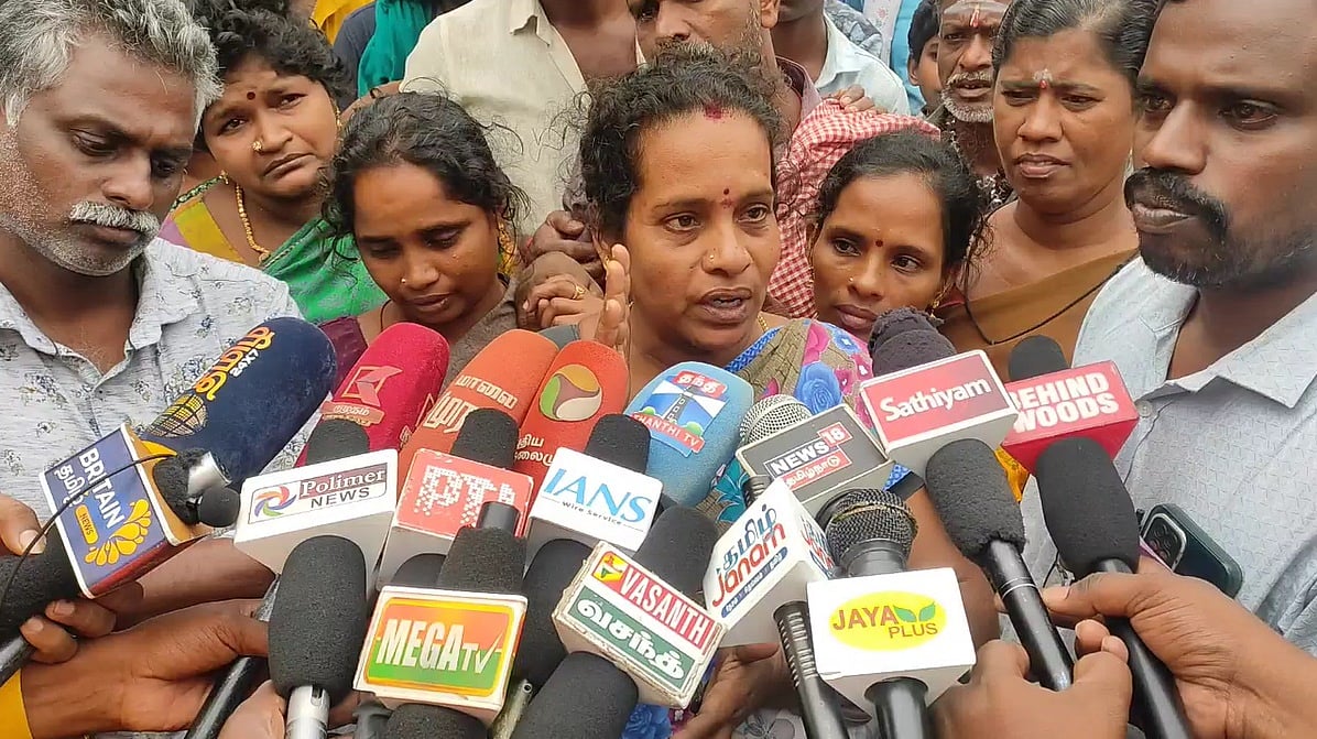 சக மாணவா்களால் தாக்கப்பட்டு உயிரிழந்த மாணவனின் உடலை வாங்க மறுத்து உறவினர்கள் போராட்டம்!