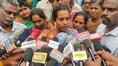 சக மாணவா்களால் தாக்கப்பட்டு உயிரிழந்த மாணவனின் உடலை வாங்க மறுத்து உறவினர்கள் போராட்டம்! 