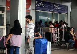 கல்விக்காக வெளிநாடு செல்லும் மாணவா்கள் எண்ணிக்கை வெகுவாக சரிவு - மத்திய அரசு