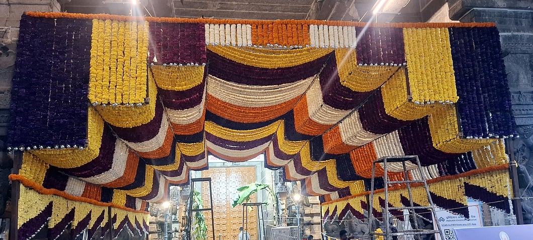 விழாவையொட்டி அமைக்கப்பட்ட பூப்பந்தல்.