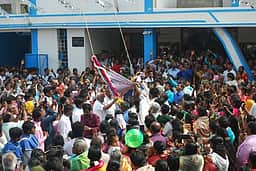 குரங்கணி முத்துமாலை அம்மன் கோயில் திருவிழா: ஜாதி சாா்ந்த வாசகங்கள் அடங்கிய உடை அணிய தடை