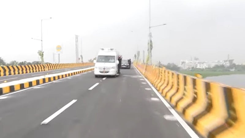 மும்பையில் கிழக்கு-மேற்கு இணைப்பு மேம்பாலம்: முதல்வர் ஃபட்னவீஸ் திறந்து வைத்தார்!