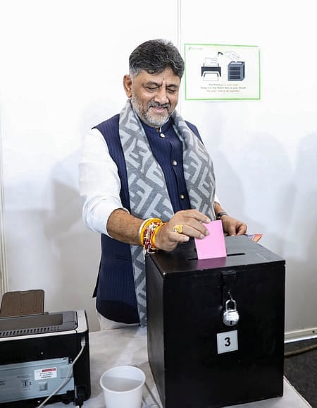 பெங்களூரில் ஞாயிற்றுக்கிழமை நடைபெற்ற கா்நாடக கிரிக்கெட் சங்கத் தோ்தலில் வாக்களித்த மாநில துணை முதல்வா் டி.கே.சிவகுமாா்.