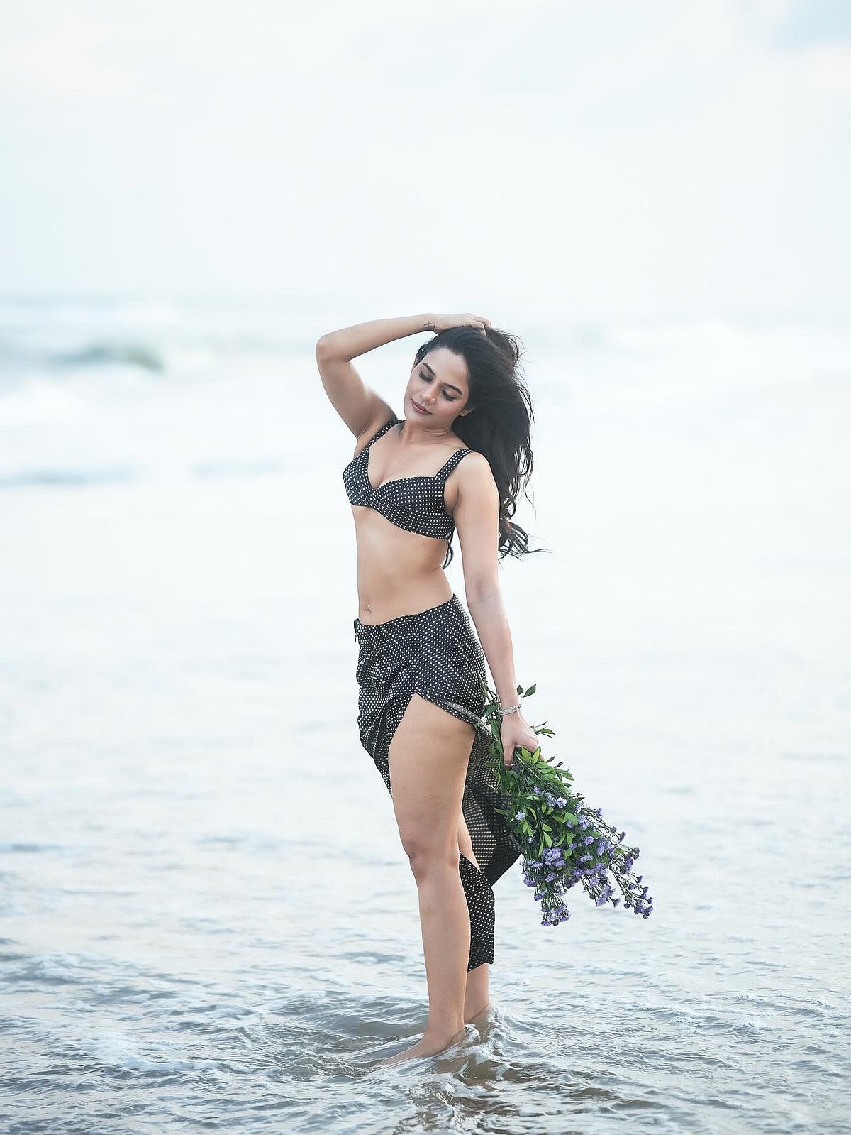 அலையாடும் பொழுதிலே... ஐஸ்வர்யா தத்தா!