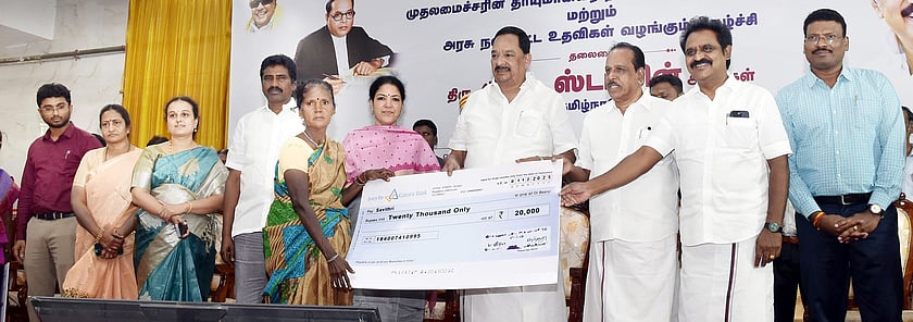 1,327 பயனாளிகளுக்கு ரூ.22.86 கோடி நலத்திட்ட உதவிகள்:
அமைச்சா் காந்தி வழங்கினாா்