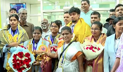 கேரம் போட்டிகளில் தங்கம் வென்ற தமிழக வீராங்கனைகள்! 
சென்னை விமான நிலையத்தில் உற்சாக வரவேற்பு!