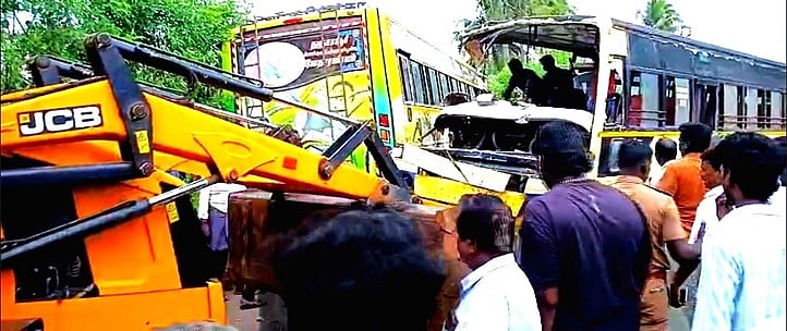 மன்னாா்குடி அருகே பேருந்துகள் மோதல்; 12 போ் காயம்