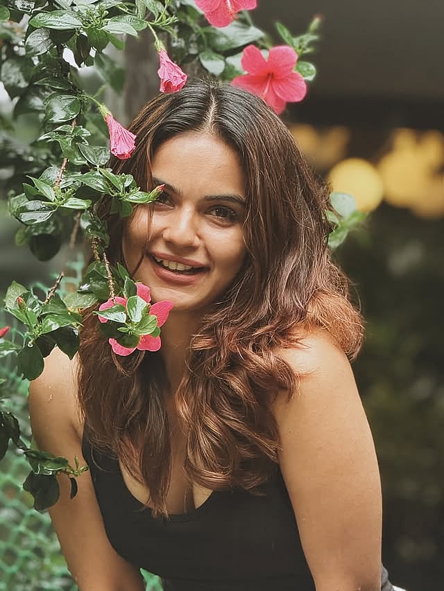 பூவே உனக்காக... மோனிஷா மோகன்!