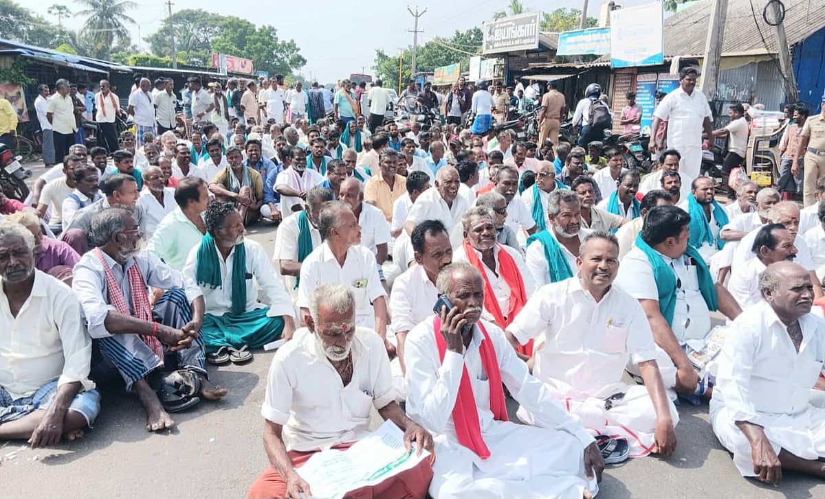 தலைஞாயிறு அருகே கிழக்குக் கடற்கரை சாலையில் விவசாயிகள் சாலை மறியல்