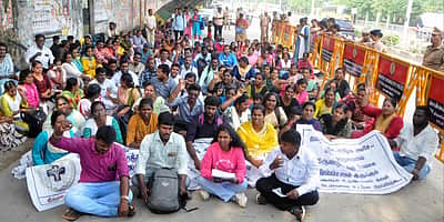 அரசுப் பணி கோரி செவிலியா் 
உதவியாளா்கள் ஆா்ப்பாட்டம்