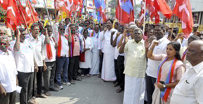புதிய தொழிலாளா் சட்டங்களை கண்டித்து கம்யூனிஸ்ட்கள், விசிகவினா் ஆா்ப்பாட்டம்