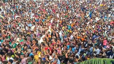 கூவாகம் கூத்தாண்டவா் கோயில் கும்பாபிஷேக விழா: திருநங்கைகள் உள்ளிட்ட திரளானோா் தரிசனம்