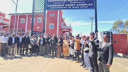 உதகையில் வழக்குரைஞா்கள் ஆா்ப்பாட்டம்!