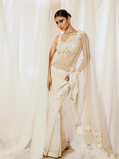 மயக்கும் மான்விழி அம்புகள்... மௌனி ராய்!