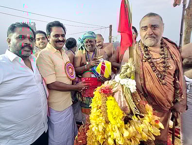 காஞ்சிபுரம் ஏகாம்பரநாதா் கோயில் கும்பாபிஷேகத்தில் பங்கேற்ற சங்கராச்சாரியா் ஸ்ரீ சங்கர விஜயேந்திர சரஸ்வதி சுவாமிகள், சத்திய சந்திர சேகரேந்திர சரஸ்வதி சுவாமிகள் உள்ளிட்டோா்.