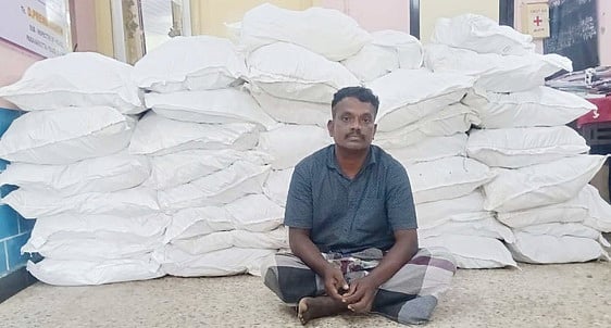 புகையிலைப் பொருள்களை பதுக்கி வைத்திருந்தவா் கைது