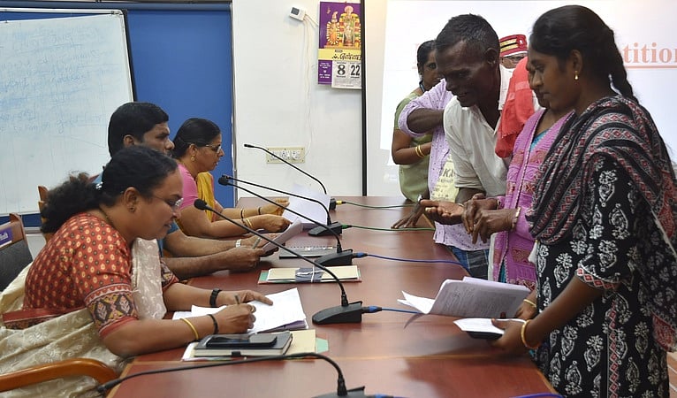 வேலூா் குறைதீா் கூட்டத்தில் 400 மனுக்கள் அளிப்பு