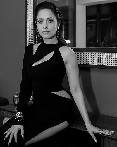 வண்ணமில்லா உலகில்... நுஸ்ரத் பரூச்சா! 