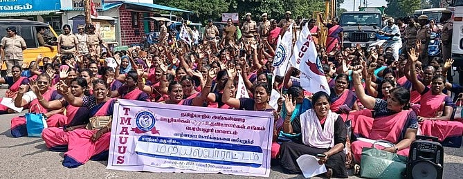 அங்கன்வாடி ஊழியா்கள் சாலை மறியல்: 178 போ் கைது