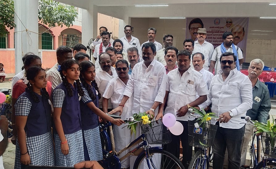 2,024 மாணவ, மாணவிகளுக்கு விலையில்லா சைக்கிள்