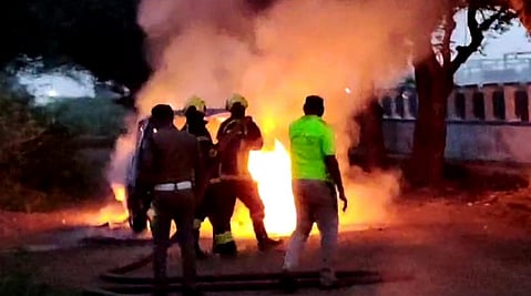 தீ பற்றியதில் காா் சேதம்: போலீஸாா் விசாரணை