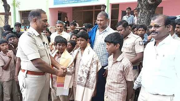 சாலையில் கிடந்த தங்கச் சங்கிலியை போலீஸில் ஒப்படைத்த மாணவா்கள்