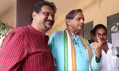 கேரள உள்ளாட்சித் தேர்தல்: சசி தரூர் வாக்களித்தார்!