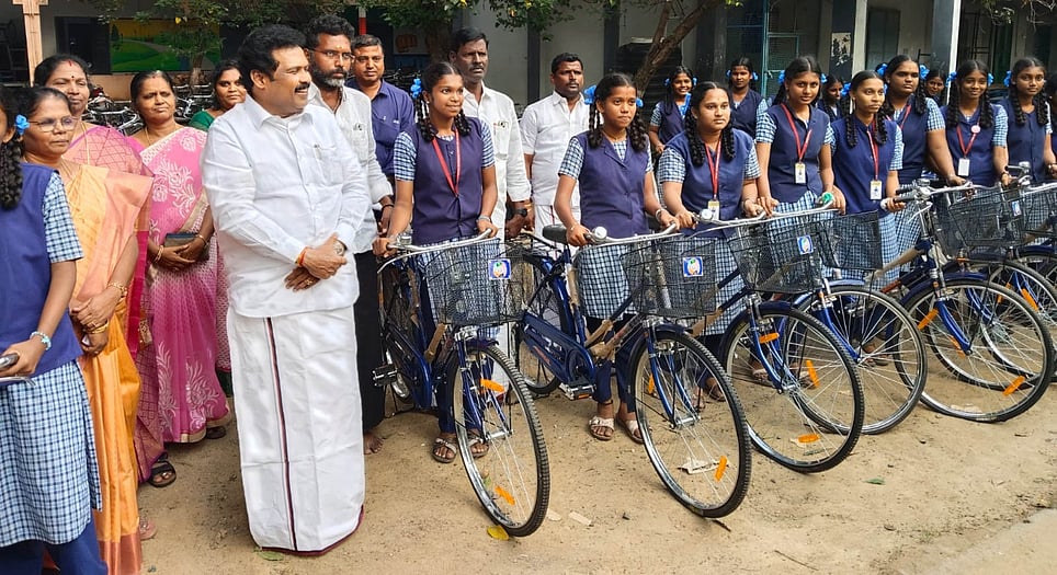 அரசு மகளிா் மேல்நிலைப் பள்ளியில் 305 மாணவிகளுக்கு விலையில்லா மிதிவண்டிகள்