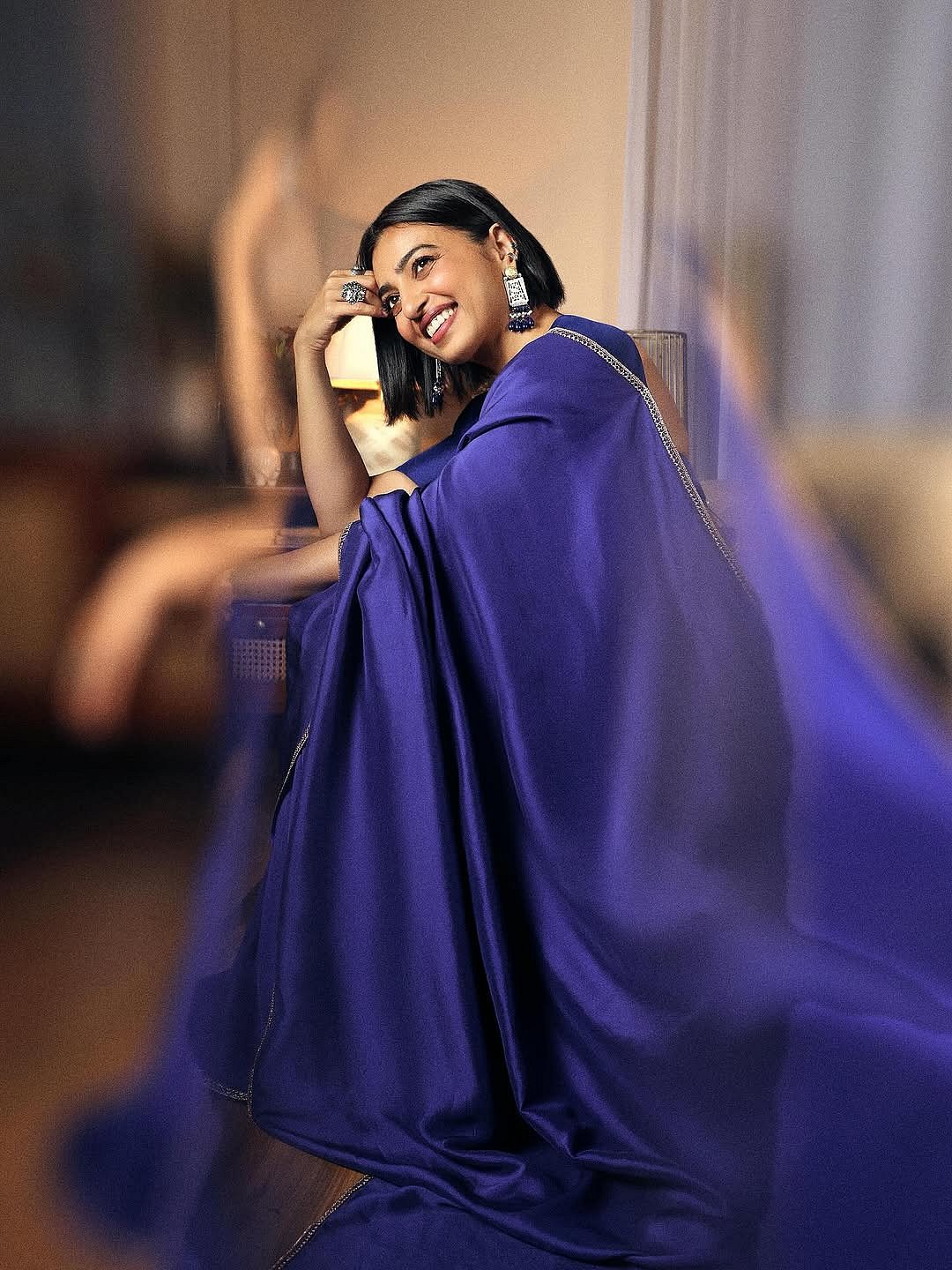 நீல நிறக் கனவுகள்... ராதிகா ஆப்தே!