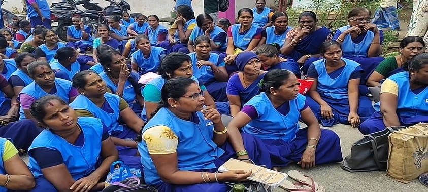 செங்கல்பட்டு அரசு மருத்துவமனையில் 
தூய்மைப் பணியாளா்கள் போராட்டம்