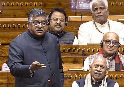 மீண்டும் வாக்குச் சீட்டு முறைக்கு திரும்புவது வாக்குச்சாவடி கைப்பற்றுதலுக்கு வழிவகுக்கும்:
எதிா்க்கட்சிகளுக்கு பாஜக பதிலடி