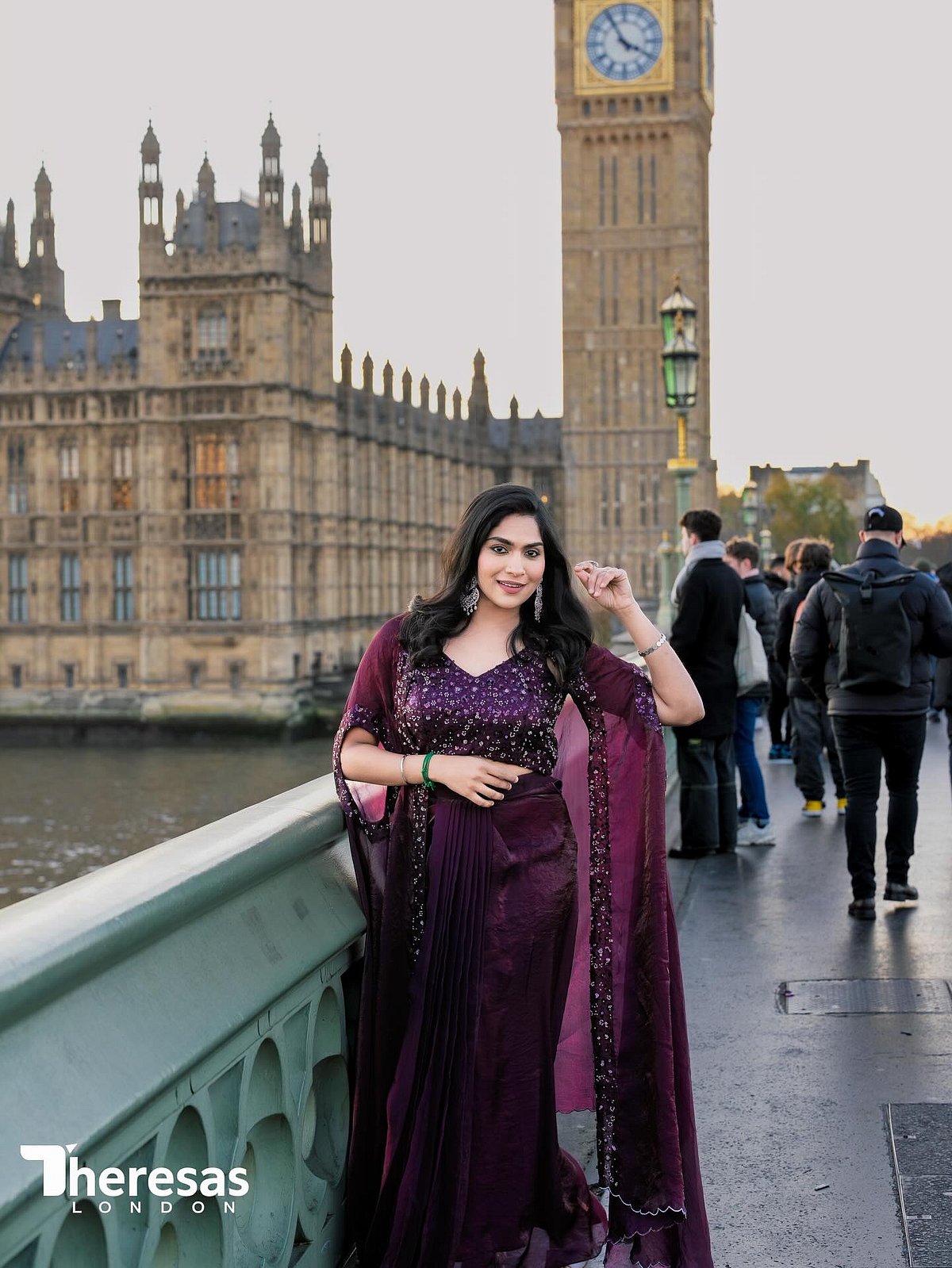 லண்டனில் பூத்த செங்காந்தள்... ஸ்வாசிகா!