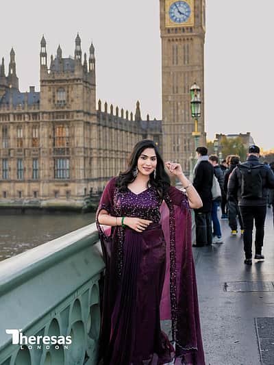 லண்டனில் பூத்த செங்காந்தள்... ஸ்வாசிகா!