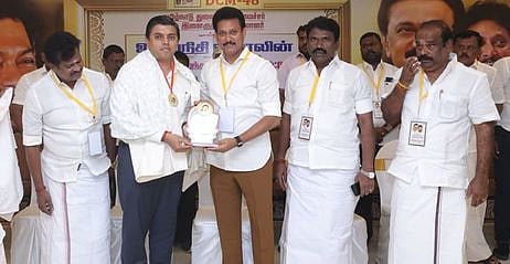 பொருளாதாரத்தில் தமிழகம் முதலிடம் பெற வேண்டும்