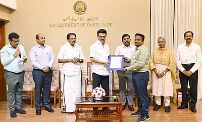 376 நிலஅளவா்களுக்கு பணி நியமன ஆணைகளை வழங்கினாா் முதல்வா்!