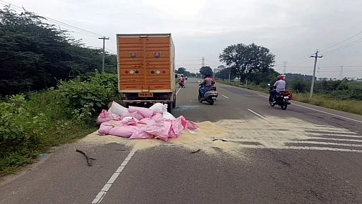 வாகனத்தை சேதப்படுத்தி ரேஷன் அரிசி மூட்டைகளை வீசிச் சென்ற மா்மநபா்கள்