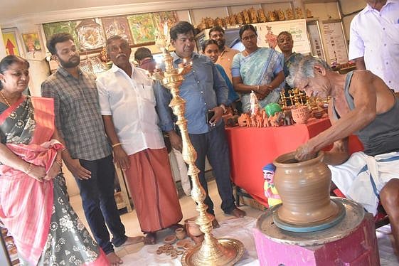 ஈரோடு பூம்புகாரில் தேசிய கைவினைப் பொருள்கள் கண்காட்சி