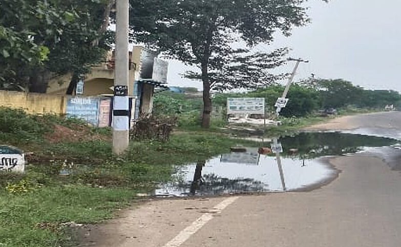 நெடுஞ்சாலையில் தேங்கிய 
கழிவு நீரால் சுகாதாரக்கேடு