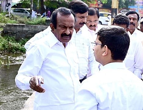 கூடுதலாக ரயில்வே நுழைவு பாலம் அமைப்பது குறித்து அமைச்சா் ஆய்வு