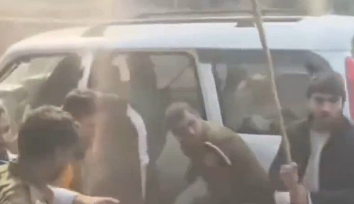 கைது நடவடிக்கையின்போது 
காவல் துறையினா் மீது கல் வீச்சு