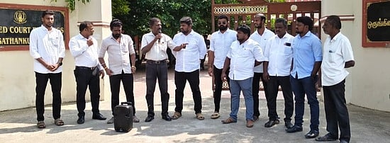 சாத்தான்குளத்தில் வழக்குரைஞா்கள் ஆா்ப்பாட்டம்