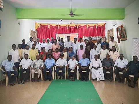 முன்னாள் மாணவா் சங்க கூட்டம்