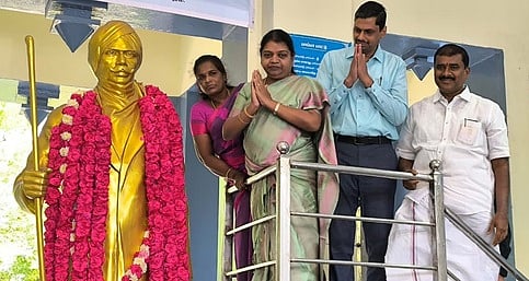 எட்டயபுரத்தில் மகாகவி பாரதியாா் சிலைக்கு அமைச்சா் மரியாதை