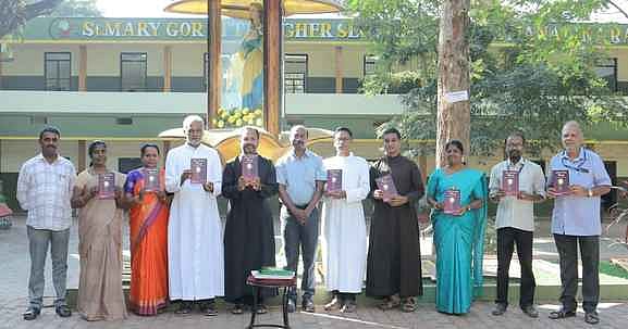 மாணவா் வழிகாட்டி  நூல் வெளியீடு