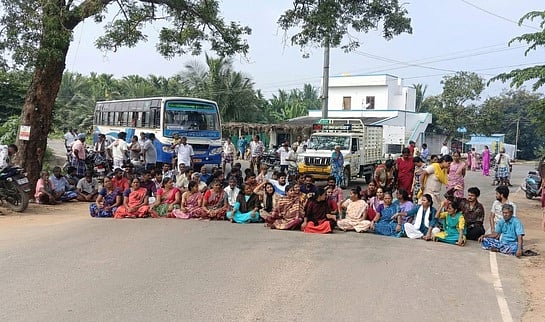 கோட்டப்பட்டி - சிட்லிங் சாலையை சீரமைக்கக் கோரி சாலை மறியல்